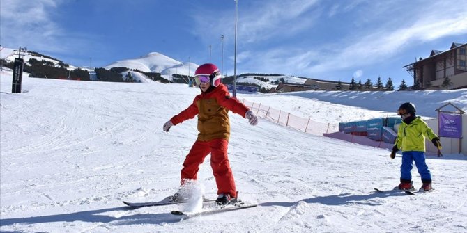 Palandöken'deki kayak keyfi Kovid-19 tedbirleri çerçevesinde sürüyor