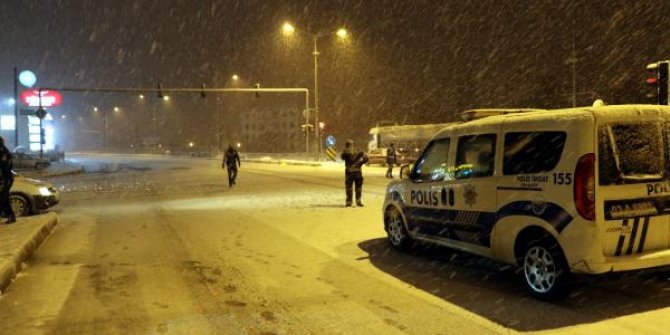 Kar, Afyonkarahisar- Antalya yolunda trafiği durma noktasına getirdi