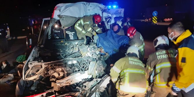 Balıkesir'de işçi servisi tırla çarpıştı 3 kişi öldü, 9 kişi yaralandı