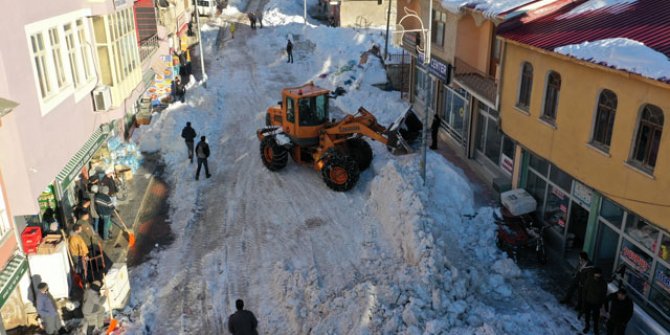 İlçede biriken 2 metrelik kar, karayolları ekiplerinin yardımıyla taşındı