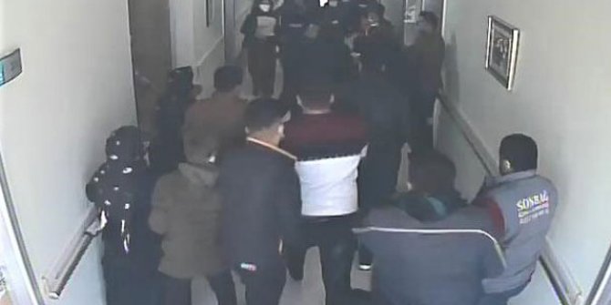 Güvenlik görevlisinin hasta yakınları tarafından dövüldüğü anlar kamerada