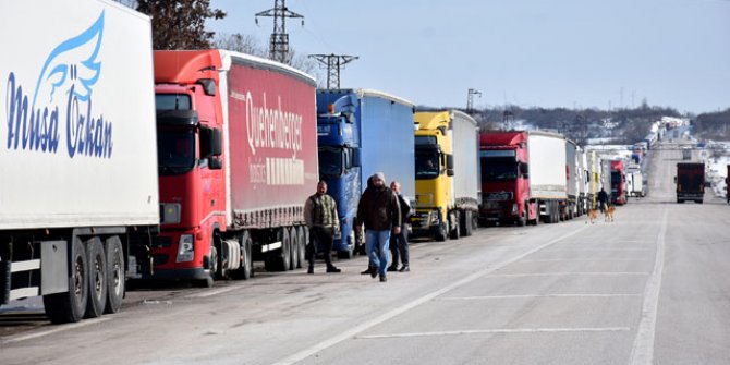 Sınırda 10 kilometre kuyruk oluşturan TIR şoförlerinin zorlu mesaisi