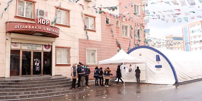 Diyarbakır'da HDP binası boşaltıldı; evlat nöbetindeki aileler tepki gösterdi