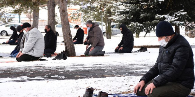 Sivas'ta, kar üzerinde cuma namazı