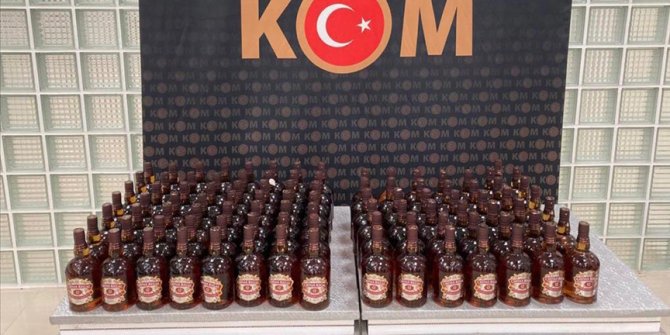 Manisa'da bir otomobilde 175 şişe kaçak içki ele geçirildi