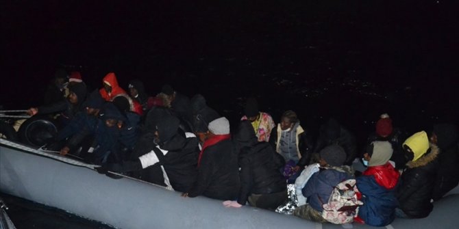 İzmir açıklarında Türk kara sularına itilen 48 sığınmacı kurtarıldı