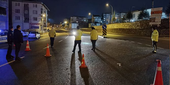 İnegöl- Yenişehir yolunda su borusu patladı, yol trafiğe kapandı
