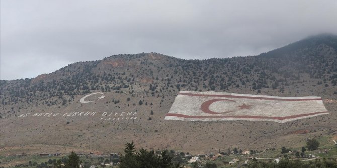 Beşparmak Dağları'ndaki dev KKTC bayrağını boyama çalışmaları sürüyor