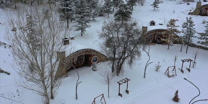 Sivas'ta kar altındaki 'Hobbit Evleri' ilgi görüyor