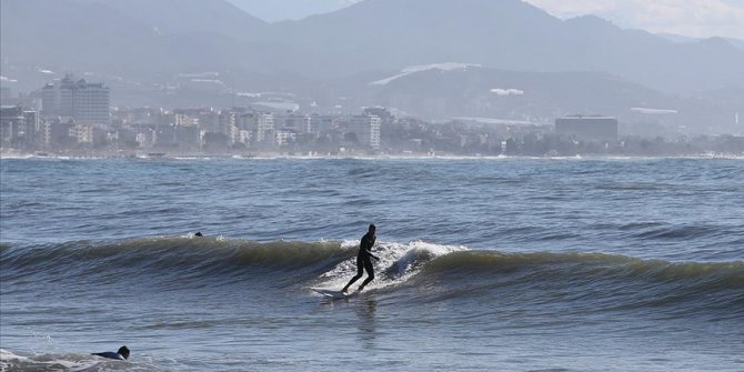 Antalya'da ocakta sörf keyfi yaptılar