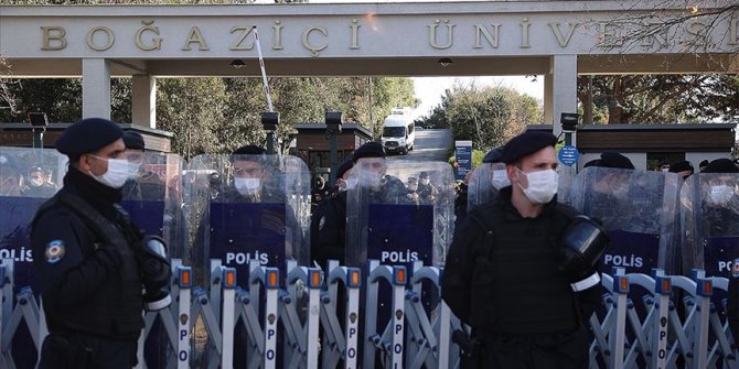 İstanbul Valiliğinden Boğaziçi Üniversitesinde toplanma çağrılarına ilişkin gösteri yasağı hatırlatması