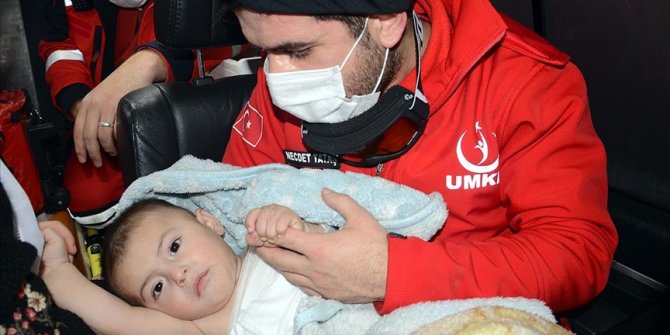 Bitlis'te üzerine kaynar su dökülen Umut bebek 5 saatlik çalışmayla hastaneye ulaştırıldı