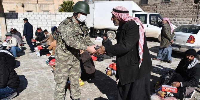 Mehmetçik, Barış Pınarı bölgesinde ihtiyaç sahiplerine gıda yardımı yaptı
