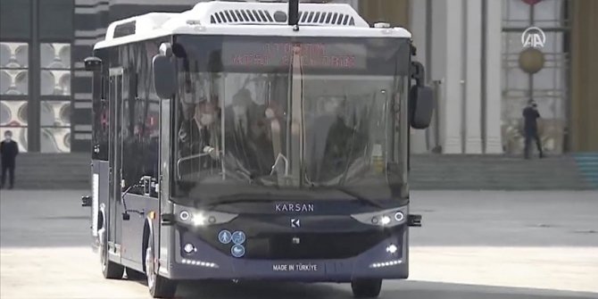 Türk mühendislerince geliştirilen dünyanın ilk seri üretim 4. seviye sürücüsüz elektrikli otobüsü tanıtıldı