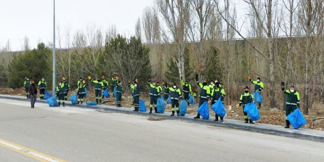 Keçiören'de mıntıka ekibi yol kenarlarındaki atıkları topladı