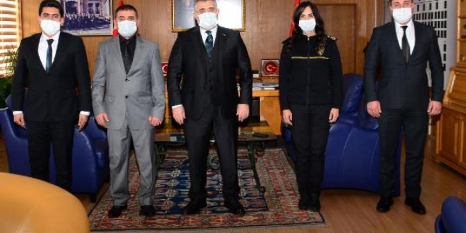 900 bin liralık rüşveti geri çeviren polisler ödüllendirildi