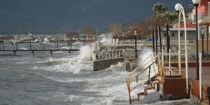 Balıkesir'de lodos hayatı olumsuz etkiledi