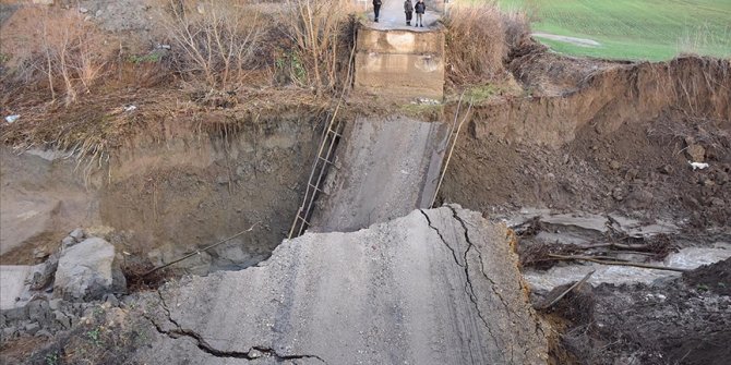Tekirdağ'da şiddetli yağış nedeniyle köprü yıkıldı