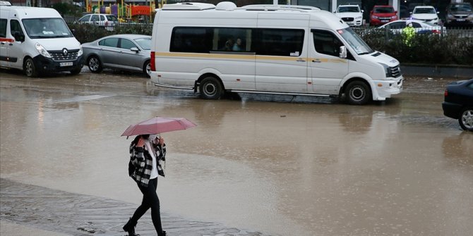 İzmir'de kuvvetli yağış nedeniyle kamu çalışanları bugün idari izinli sayılacak