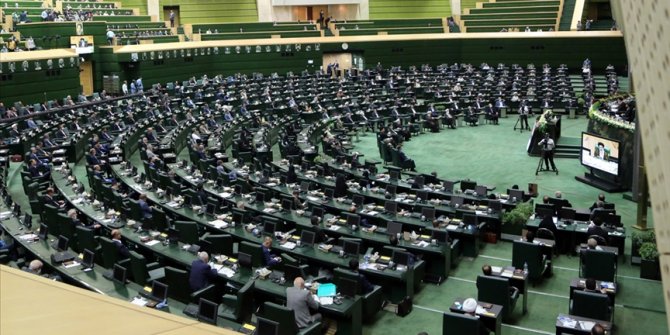 İran Meclisi Ruhani hükümetinin sunduğu bütçe taslağını reddetti