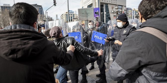 Ankara'da Boğaziçi Üniversitesindeki protestolara destek amaçlı izinsiz gösteride bir polisin kolu kırıldı