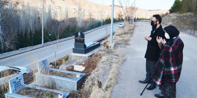 950 yıllık mezarlıktaki yönü farklı mezar, görenleri şaşırtıyor