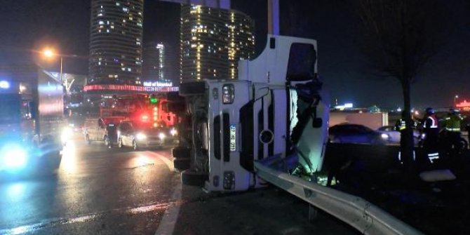 Bağcılar'da virajda yükü hareket eden TIR devrildi