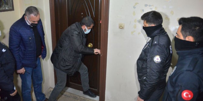 Polisi kamerayla izleyip, telsizden dinleyen kumarcılara çilingirli baskın