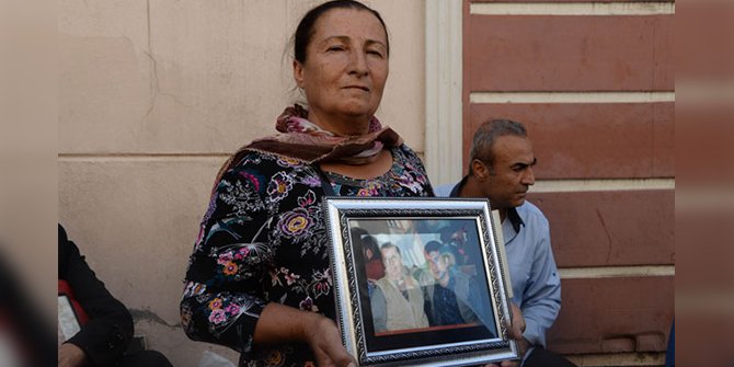 HDP önündeki evlat nöbetinde 23'üncü kavuşma