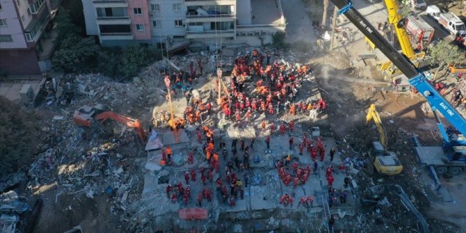 İzmir'de depremde yıkılan Rıza Bey Apartmanı'nda yakınlarını kaybedenler, alanın park yapılmasını istedi