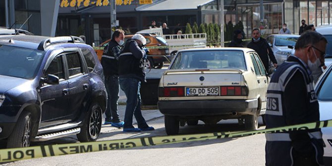 Arkadaşının oto galerisinde, husumetlisinin silahlı saldırısına uğradı