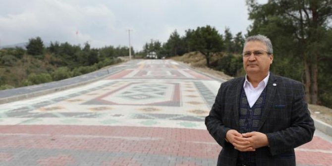 Manisa'da yola 126 metrelik kilim desenli parke motifi yapıldı