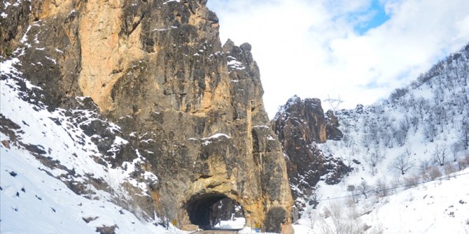 Karadeniz'i Güneydoğu'ya bağlayan kara yolunun çığ tünelleri sürücülere 'can simidi' oluyor