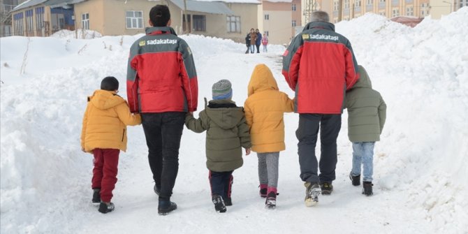 Sadakataşı Derneğinden Yüksekovalı öğrencilere bot ve mont yardımı