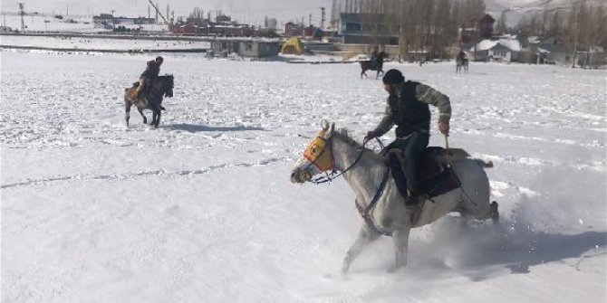 Kars’ta, kar üstünde cirit şov