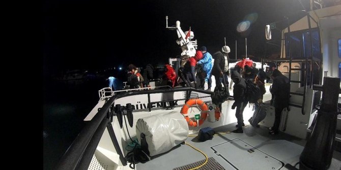İzmir'de Türk kara sularına geri itilen 19 göçmen kurtarıldı