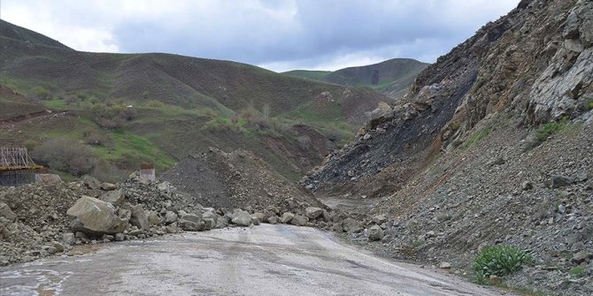 Hakkari'de dağdan kopan kaya parçaları nedeniyle Şemdinli-Yüksekova yolu kapandı