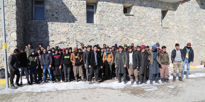 Başkale’de mağara, minibüs ve metruk evde 73 kaçak göçmen yakalandı