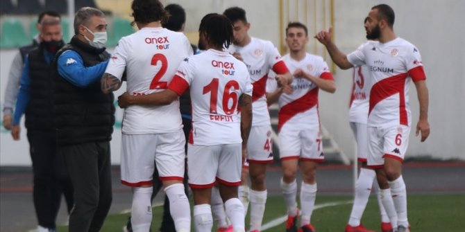 Antalyaspor, yakaladığı sekiz maçlık yenilmezlik serisiyle alt sıralardan kurtuldu