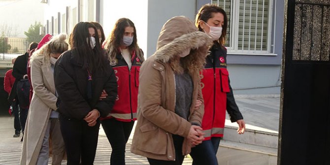 98 erkeği 'jigolo yapma' vaadiyle dolandıran şüpheliler, adliyeye sevk edildi