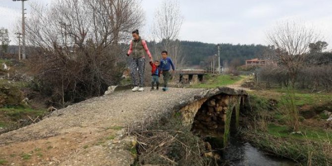 Büyük İskender'in geçtiği söylenen köprüye, traktörlerin geçmesi için beton döküldü