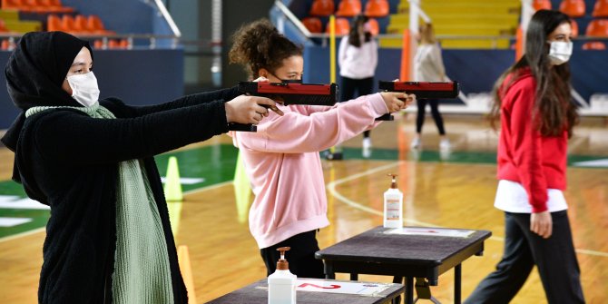 Mamaklı çocuk ve gençlerin Laser Run eğlencesi