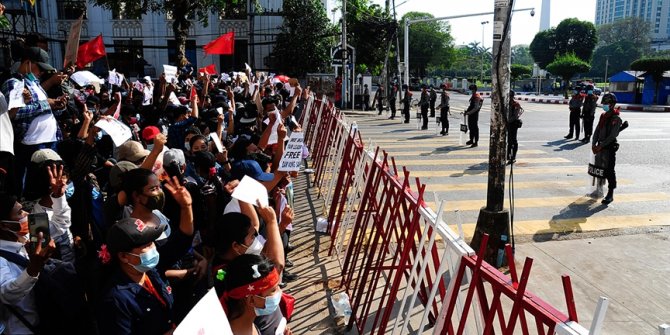 Myanmar'da polis darbe karşıtı protestoculara plastik mermiyle müdahale etti