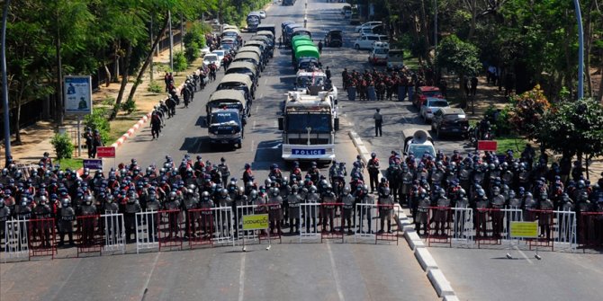 Myanmar'da güvenlik güçleri Suu Çii'nin partisinin merkez binasını bastı