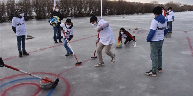 Kars Çayı'nda oynanan curling dünyada yankı buldu