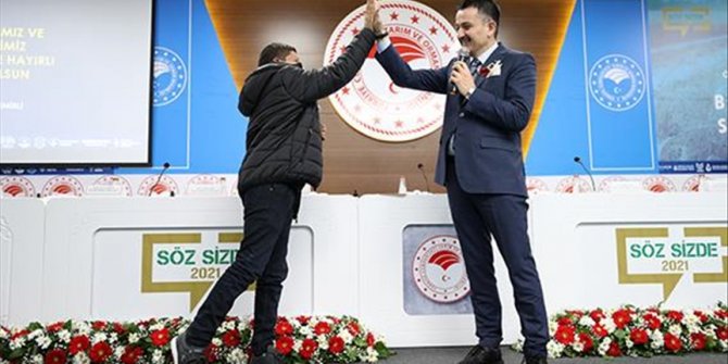 Bakan Pakdemirli, sosyal medyada ünlenen küçük çoban Şevki'ye köpek ve koyun hediye etti