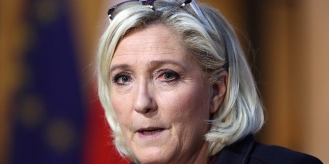 Fransa'da aşırı sağcı Le Pen, terör propagandasından mahkemeye çıktı