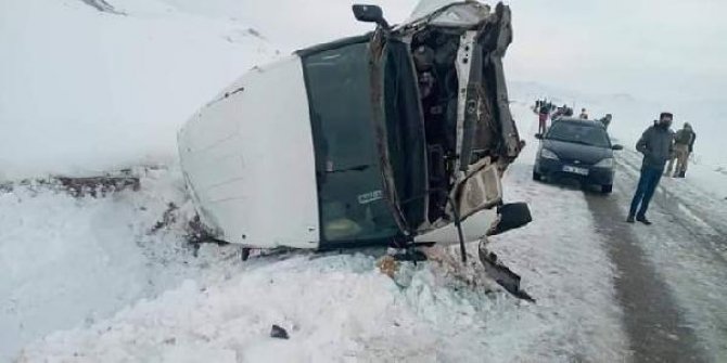 Diyadin’de yolcu taşıyan midibüs devrildi: 5 yaralı