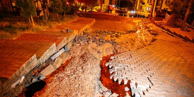 İzmir'deki kuvvetli yağış su baskınlarına neden oldu