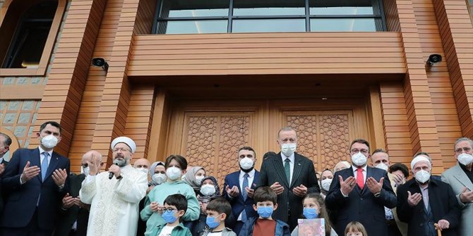 Cumhurbaşkanı Erdoğan, cuma namazını açılışını yaptığı Hacı Ahmet Erdoğan Camisi'nde kıldı